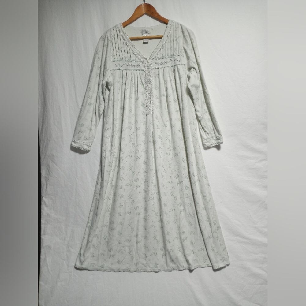 Vintage Aria Long Sleeve Nightgown Light Green Floral Embroidered Size Medium
